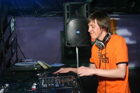 DJ   -  !