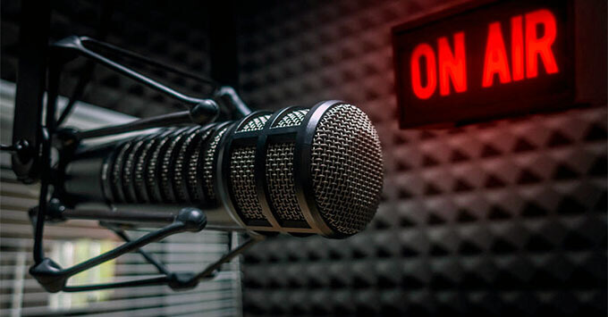 Ведущий радио «Комсомольская правда» нецензурно обругал сотрудницу в эфире - Новости радио OnAir.ru