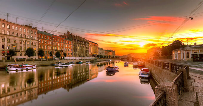 «Дорожное радио Санкт-Петербург» дарит прогулки на теплоходе ко Дню города