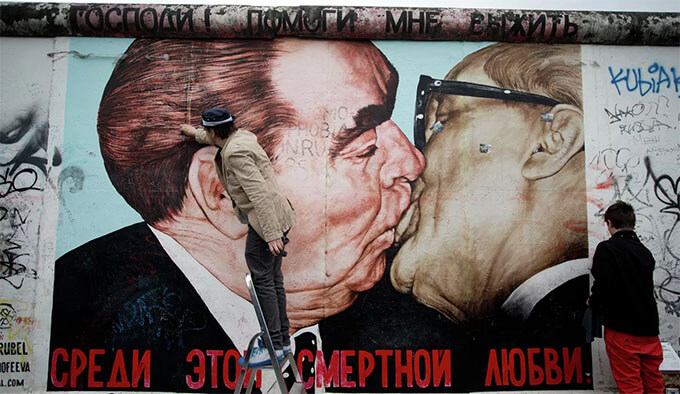 Умер Дмитрий Врубель — автор граффити с поцелуем Брежнева и Хонеккера - Новости радио OnAir.ru