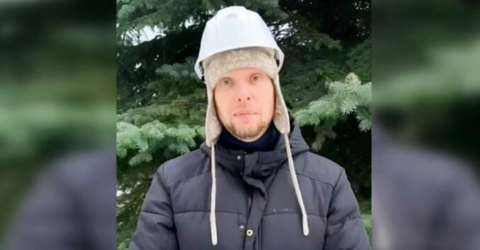 Ведущий «Радио 53» Анатолий Окулов запустил акцию в поддержку ветерана, который надел каску поверх шапки - Новости радио OnAir.ru