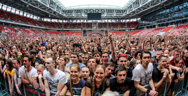 Более 43 тысяч человек собрались на стадионе «Открытие Арена», чтобы с огнём и фейерверками отметить 25-летие радио MAXIMUM - OnAir.ru
