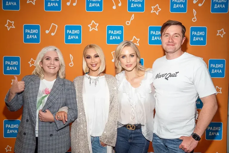 Лера Кудрявцева и Катя Гордон в звездном шоу «Назад! В Будущее!» на «Радио Дача»