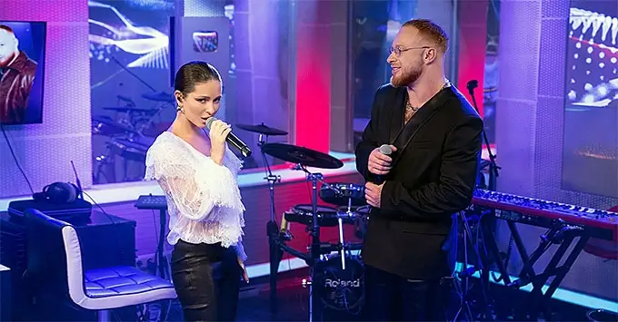 «Пробуди»: Нюша и Леша Свик устроили живую премьеру на «Авторадио»