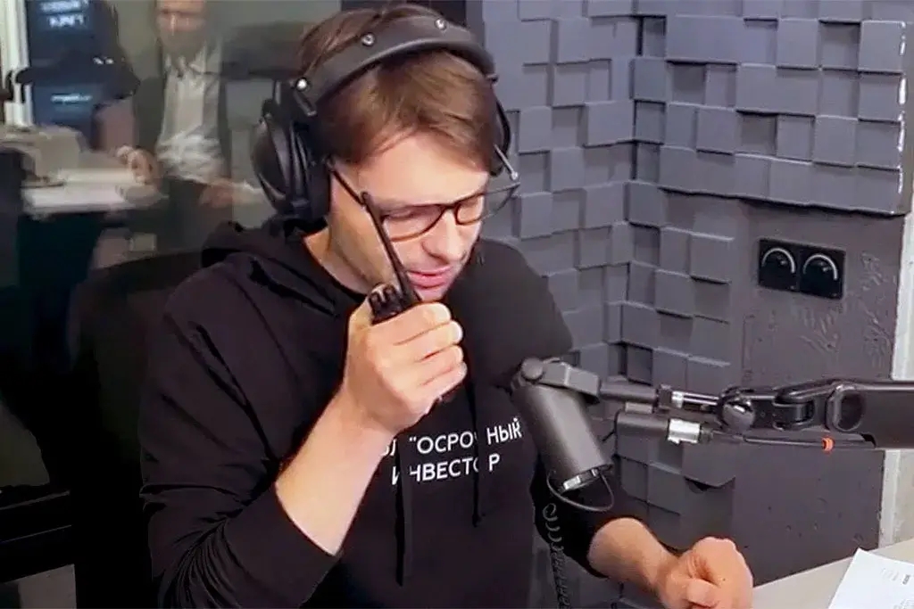 Ведущий Радио РБК вышел в эфир с помощью рации