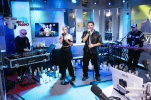FILATOV & KARAS представили «Включи музыку» с живым ансамблем в студии «Авторадио»