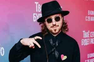 Ведущий Like FM Виталик Мишура прошелся по красной дорожке