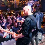 Почему радиоведущие смеются над несмешными шутками коллег