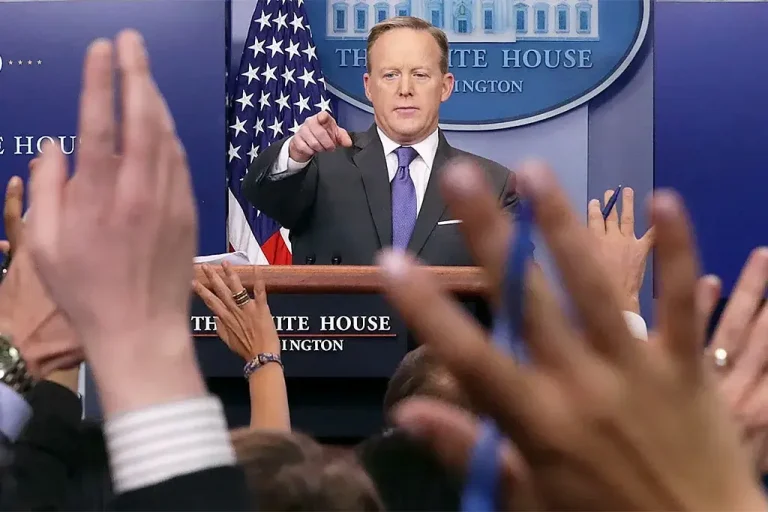 Бывший пресс-секретарь Белого дома Шон Спайсер запускает политическое радиошоу