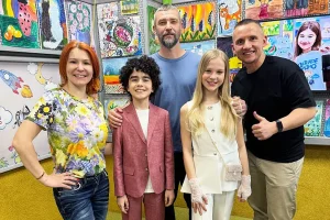 Фронтмен группы Uma2rman и юные артисты устроили живую премьеру песни «Звезды» на Детском радио