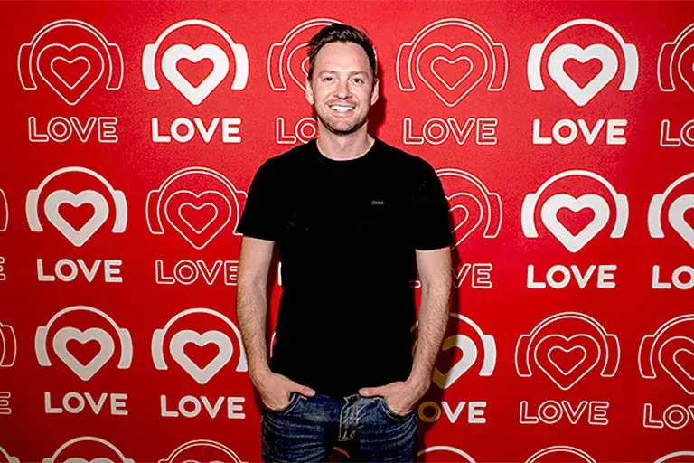 Александр Соколовский в шоу «Жизнь прекрасна» на Love Radio