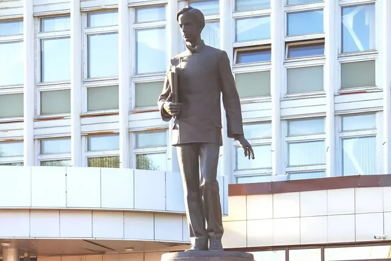 В Перми прошёл субботник у памятника Александру Попову