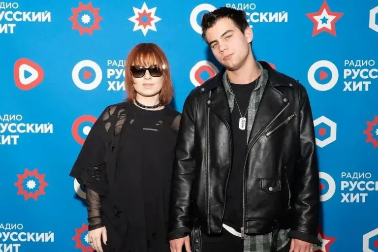 Юлия Савичева и Гранж представили «Юность» в эфире «Радио Русский Хит»