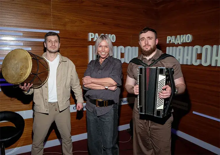 Султан Лагучев представил музыкальные премьеры в «Живой струне» на «Радио Шансон»