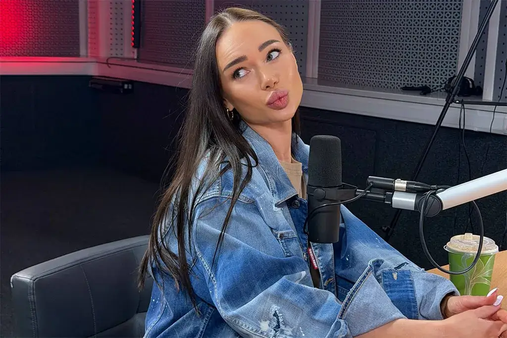 «Красавцы +1»: Яна Кошкина представила новый трек в утреннем шоу Love Radio
