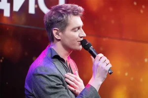 Алексей Воробьев представил на «Авторадио» новые песни и рассказал о совпадениях из жизни и книги