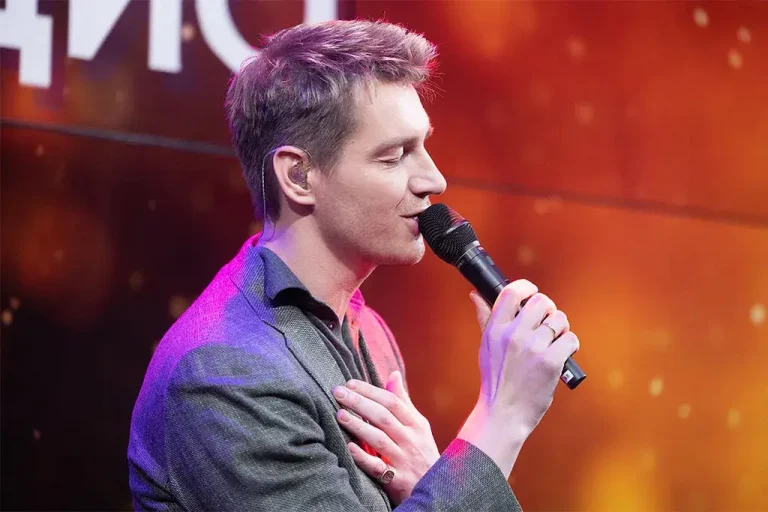 Алексей Воробьев представил на «Авторадио» новые песни и рассказал о совпадениях из жизни и книги