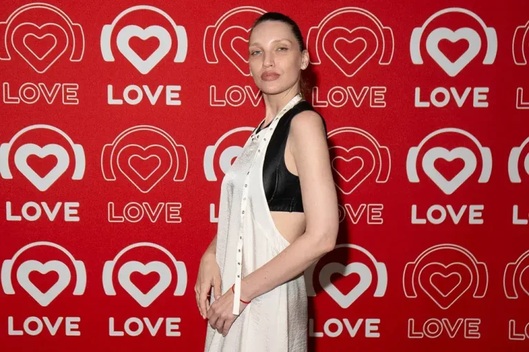 Venera в эфире Love Radio рассказала о новом треке и съемках в «Сокровищах императора»