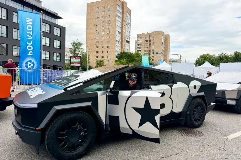 Райтраун на Tesla Cybertruck «Нового Радио» принял участие в параде электротранспорта Москвы
