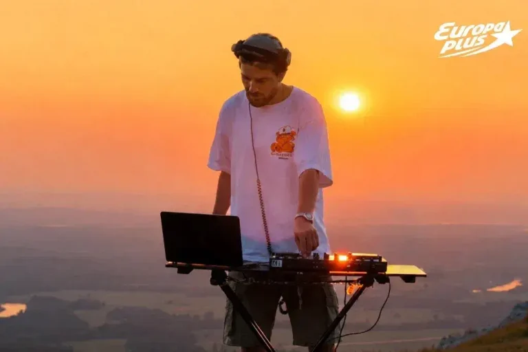 Ведущий шоу «РАШ» на «Европе Плюс» Артур сыграл DJ-сет на вершине Торатау