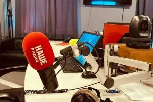 НАШЕ Радио запускает программу Александра Минаева «ЗдрасьтеНаФиг!»