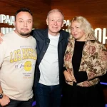 Почему ведущий иногда разговаривает с пустым стулом